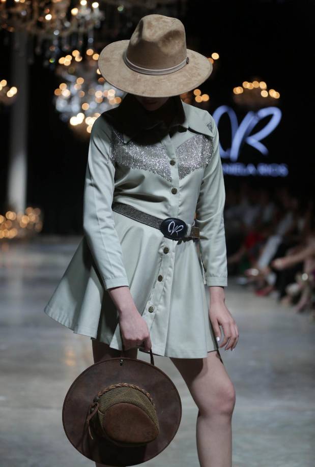 Durante el desfile también desfilaron seis looks de “Publio: capricho vaquero” by Daniela Ríos, una cápsula inspirada en el Viejo Oeste y sus elementos distintivos, interpretados de la manera más plausible y atractiva. 