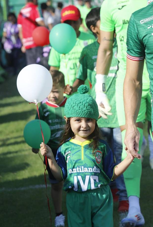 Los jugadores del Marathón salieron de la mano de niños que cargaban globos con los colores del equipo.