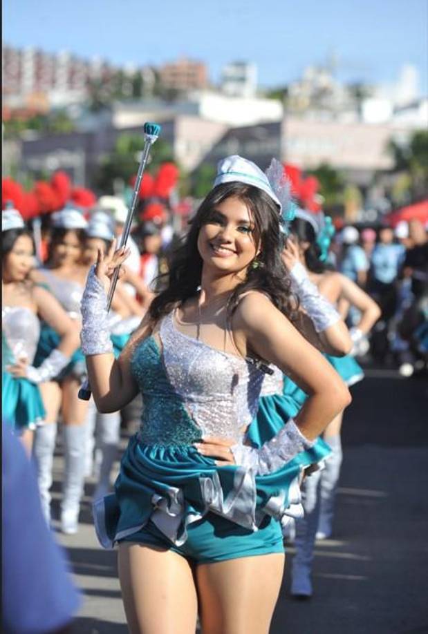 Al momento en que las palillonas salieron a las calles, las miradas se centraron en las bellas chicas del Milla Selva.