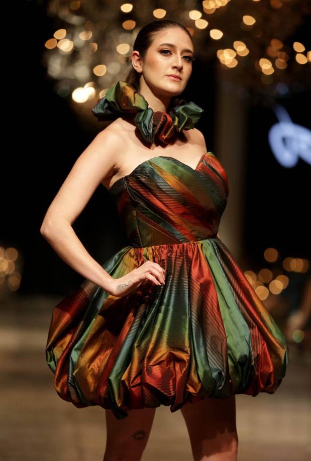 Colores rotundos, volúmenes y grandes volantes, con inspiraciones que van desde el arquetipo femenino de Dior, pasando por el legado artesanal lenca, hasta la estética cowboy en prendas fluidas... el cierre de BAC Estilo Moda trazó las líneas para una temporada primavera-verano 2025 etérea.