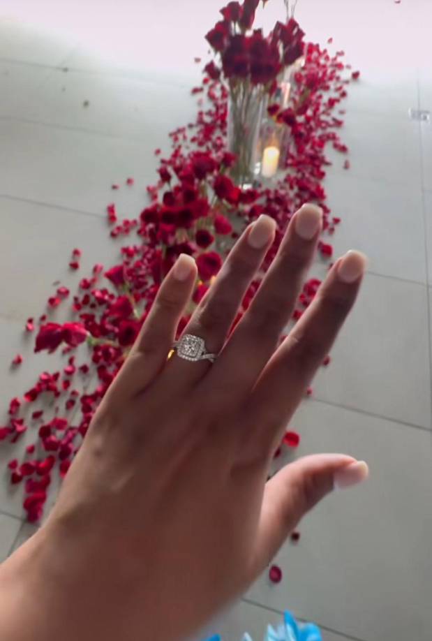 En una de las historias colgó su mano luciendo el anillo de compromiso en su dedo anular.
