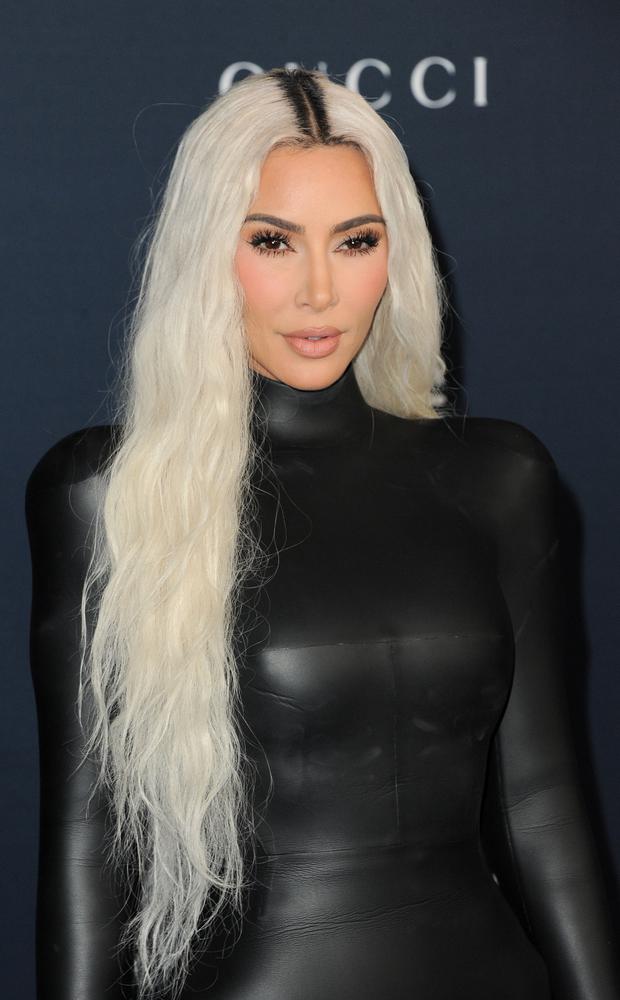 Kim Kardashian recibe un euro tras el traumático robo que sufrió en París