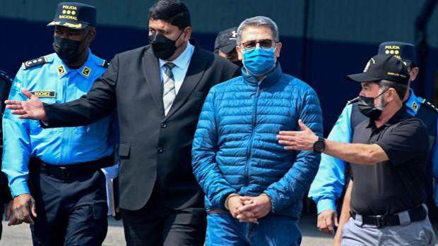 Juan Orlando Hernández antes de abordar el avión que lo llevó a Estados Unidos.