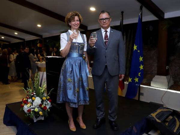 Daniela Vogl, embajadora de Alemania en Honduras, y Antonio García, vicecanciller de la República.