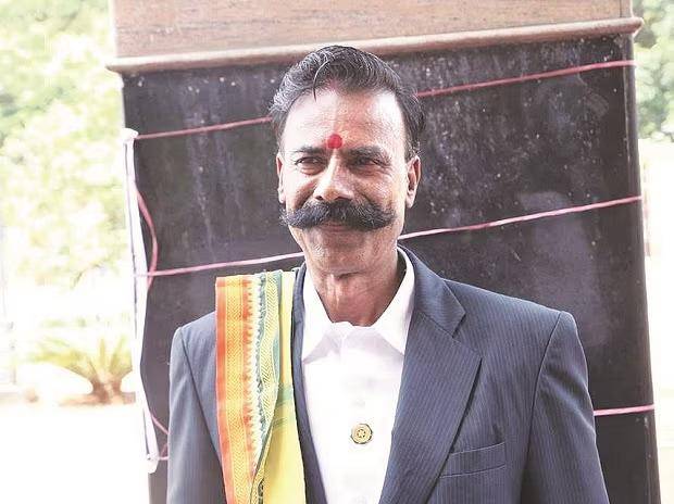 Su carrera electoral comenzó en 1988 en su pueblo natal de Mettur, en el estado de Tamil Nadu, en el sur de India. La gente se mofó de él, pero Padmarajan quería demostrar que un hombre ordinario podía concurrir a unos comicios en el país más poblado del mundo.