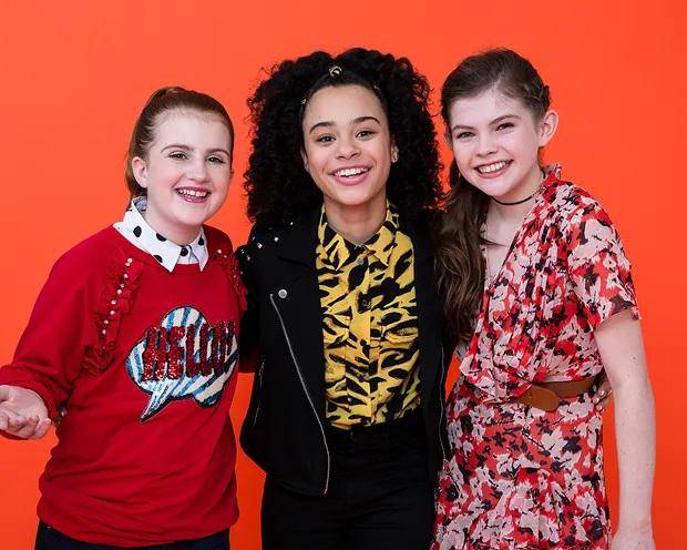 Los niños actores se sintieron incómodos cuando los obligaron a usar disfraces sexualizados o realizar desafíos de “ Fear Factor” . Leon Frierson, miembro del elenco de “All That” , describió su malestar con parte del contenido del programa. Interpretó a los personajes recurrentes Little Fetus y Captain Big Nose, papeles que le exigían usar trajes ajustados. “Lo que realmente me hizo sentir más incómodo fueron los leotardos”, dice. “Yo era sólo un niño en crecimiento que intentaba crecer en mi cuerpo... y me sentía muy expuesto”. Peor aún, sentía que las narices a modo de hombreras en su traje de superhéroe para el Capitán Nariz Grande parecían genitales. “No puedes evitar pensar que parece un pene y testículos en mi hombro”, dice, antes de recordar otro chiste sobre “venga y dispara” mientras interpretaba al personaje. “Francamente, fue incómodo... en algunos momentos pensé: Esto es lo que tenemos que hacer para permanecer en el programa. “