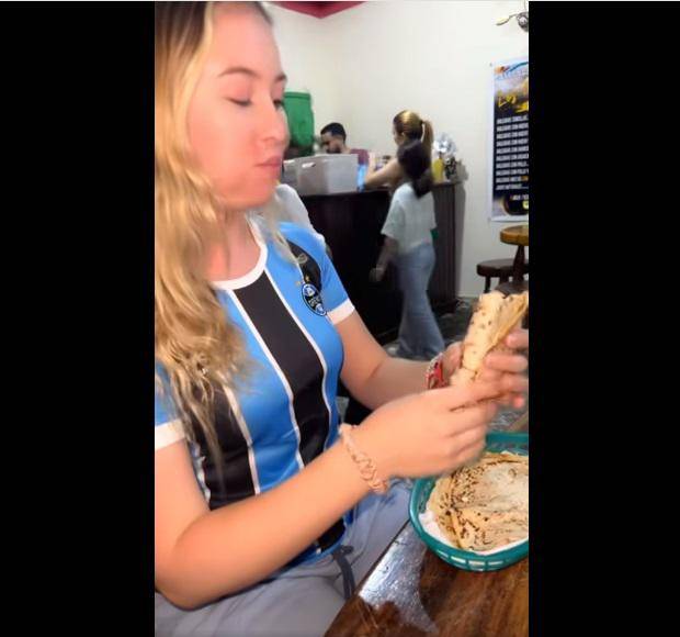 En otro video, Kylie prueba las baleadas. Contó que una pareja de seguidores la reconoció y le recomendaron lugares para pasear y disfrutar de la mejor comida en Comayagua. “Las baleadas son como los tacos para México y las pupusas para El Salvador, es un plato muy rico, yo me pedí una mixta y una sencilla con aguacate y están superbuenas. Llenan mucho”, detalla mientras prueba una baleada con encurtido y una bebida de uva.