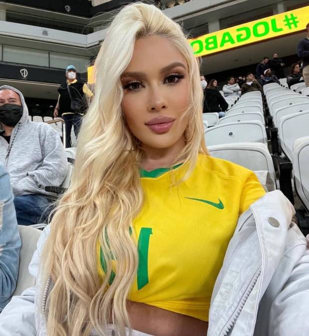Karoline Lima es la actual pareja sentimental de Militao. Hace unos meses atrás se informó que la chica tuvo un fugaz noviazgo con el delantero Neymar. 
