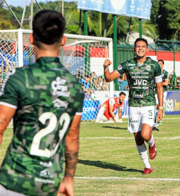 El capitán verdolaga Luis Vega festejando su gol para el 2-0 del Marathón.