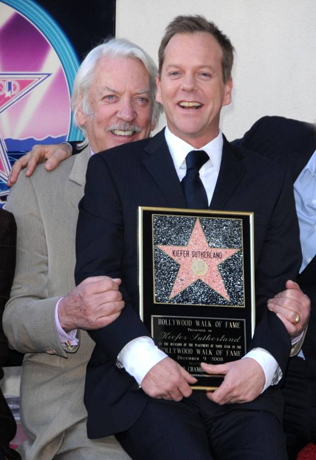 Los actores Donald Sutherland y Kiefer Sutherland posan durante la ceremonia del Paseo de la Fama de Kiefer en Hollywood, California, el 9 de diciembre de 2008.