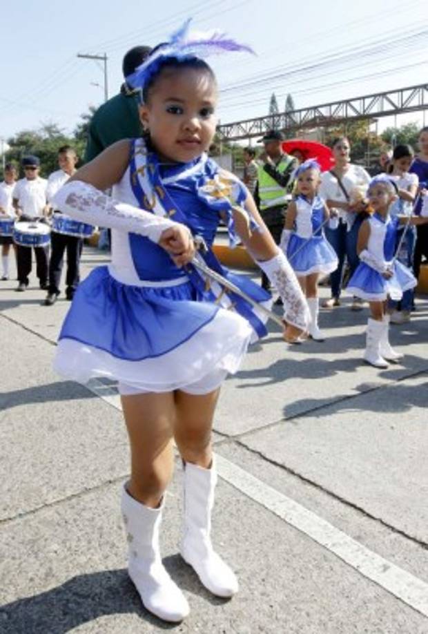 La capital se visitó de gala, los más pequeños participaron de un colorido y diverso desfile que enamoró a los presentes. <br/><br/>