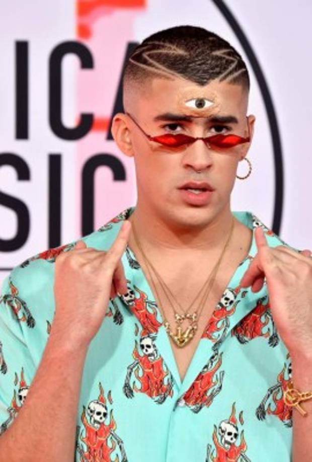 Bad Bunny, asustó a muchos cuando apareció en la alfombra con un tercer ojo y usando unos lentes con forma de labios color rojos.