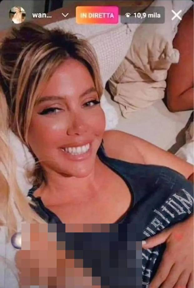 “Se me ve el pezón boluda, estaba en tetas”, expresó rápidamente Wanda Nara nada más percatarse del incidente. 