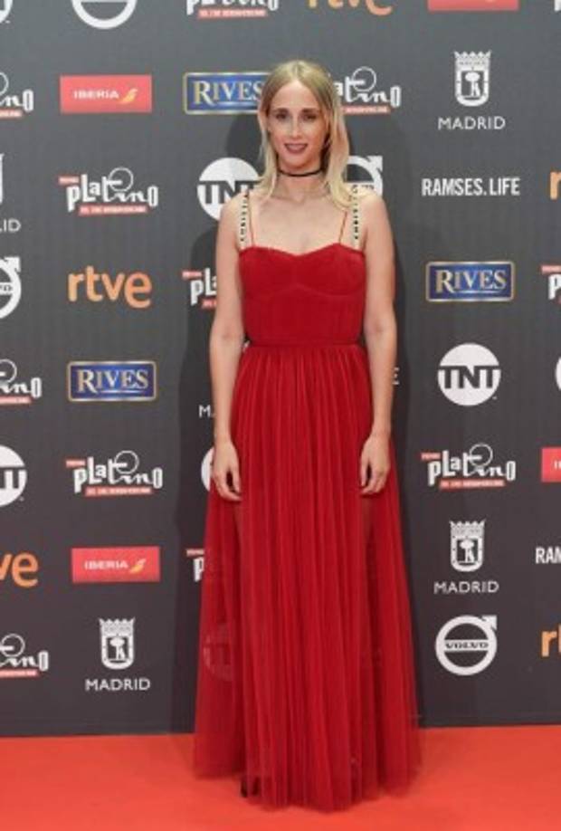 La actriz española Ingrid García-Jonsson mantuvo un estilo sobrio con un vestido de Christian Dior de tul rojo plisado, realmente elegante.