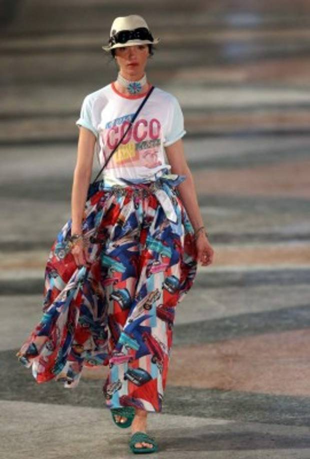 El director creativo de la 'maison' francesa, Karl Lagerfeld, combinó el eclecticismo cubano, sin perder en este salto al Caribe los sellos de identidad de la casa Chanel: la elegancia de la combinación del blanco y negro y su mítico tweed.