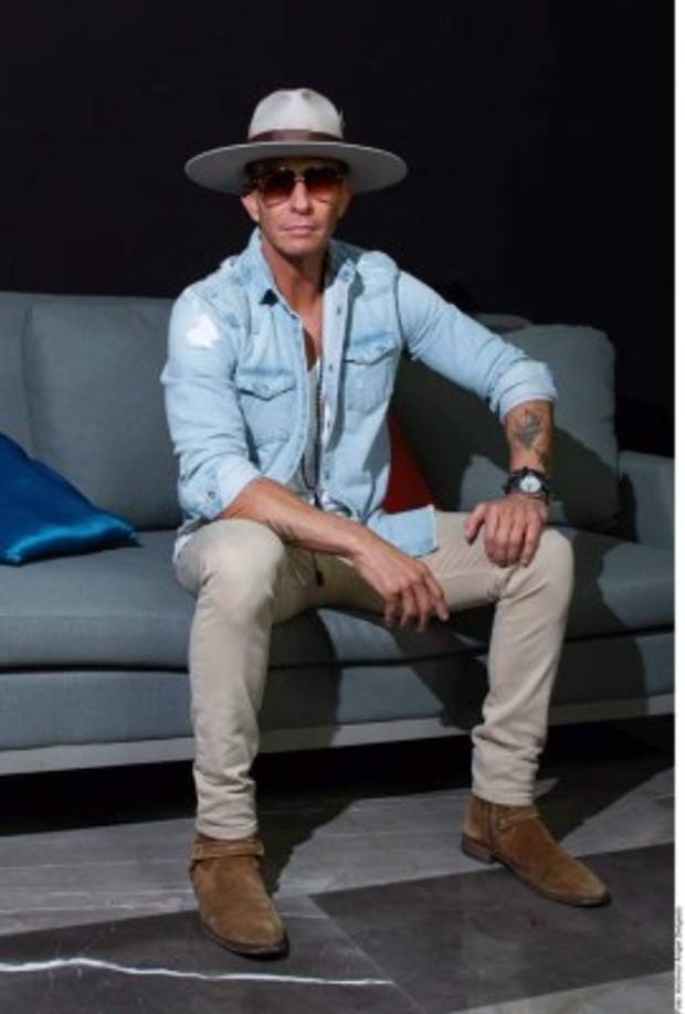 'Sucede que en todas estas noches me habré tomado fotos, he bailado y saludado a muchísima gente. Y dentro de toda esta gente que saludé y con la cual conviví, me tomaron una foto en la que yo aparezco platicando con una chica. Esta chica además sale con uno de mis amigos, inclusive ella hizo un boomerang, estábamos en un lugar público y habré estado esa noche en esa mesa no más de cinco minutos', aclaró.