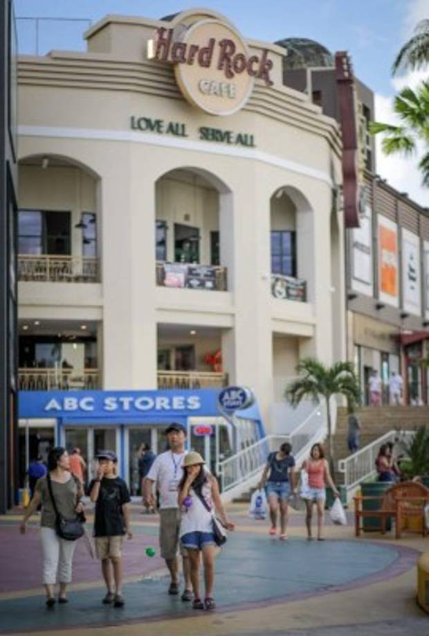 Tras la amenaza de ataque del régimen norcoreano, en las calles de la capital, Hagatna, la población parecía tranquila. 'No es como si pudiéramos hacer algo de todas formas', declaró James Cruz, un habitante. 'Es una isla pequeña. No hay ningún lugar adonde huir'.