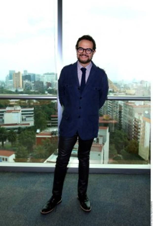 Mucho más delgado y estilizado luce el cantante.