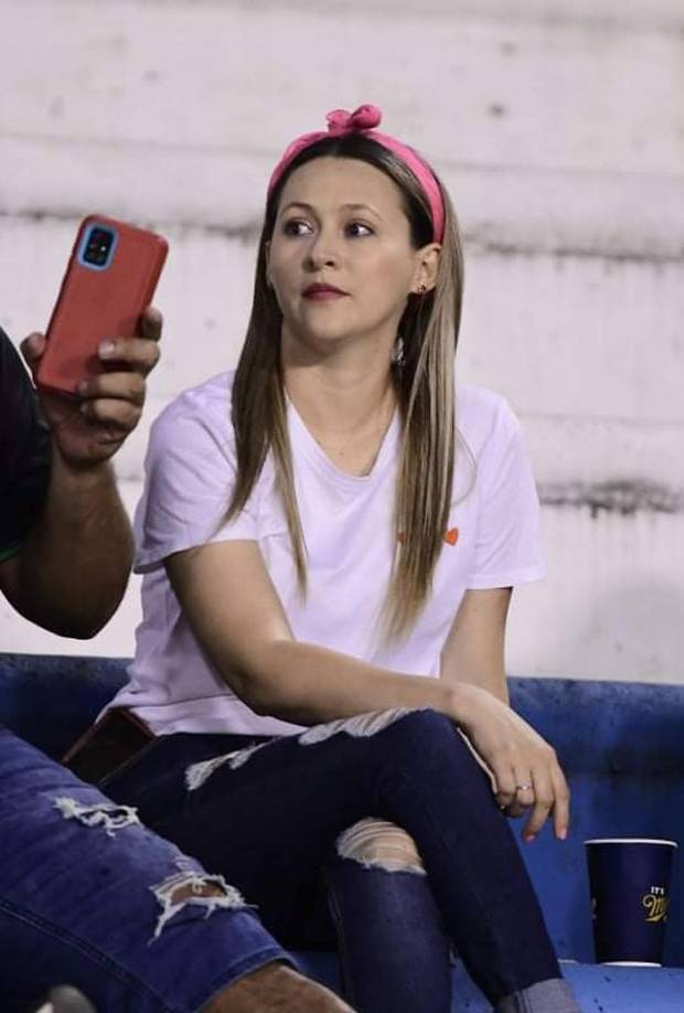 Guapas aficionadas asistieron al estadio Olímpico para las semifinales.