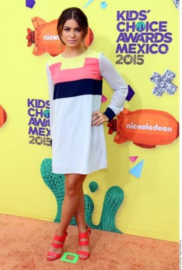 Sofia Reyes (foto) y Kendall Schmidt desfilaron juntos por la alfombra naranja de Nickelodeon.