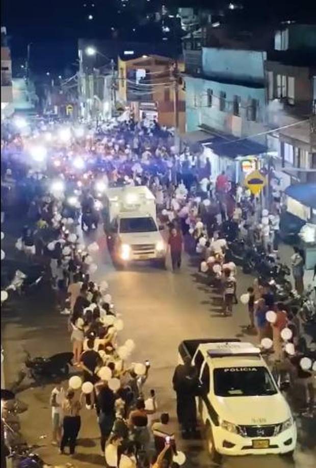 Una caravana de colombianos se unieron a transportar el cadáver de la menor, quien fue velada la noche de ayer en Chiquinquirá, Colombia.