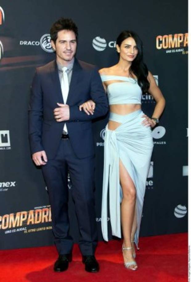 Aislinn Derbez desfiló acompañada de su prometido Mauricio Ochmann con quien se casará en mayo. <br/>