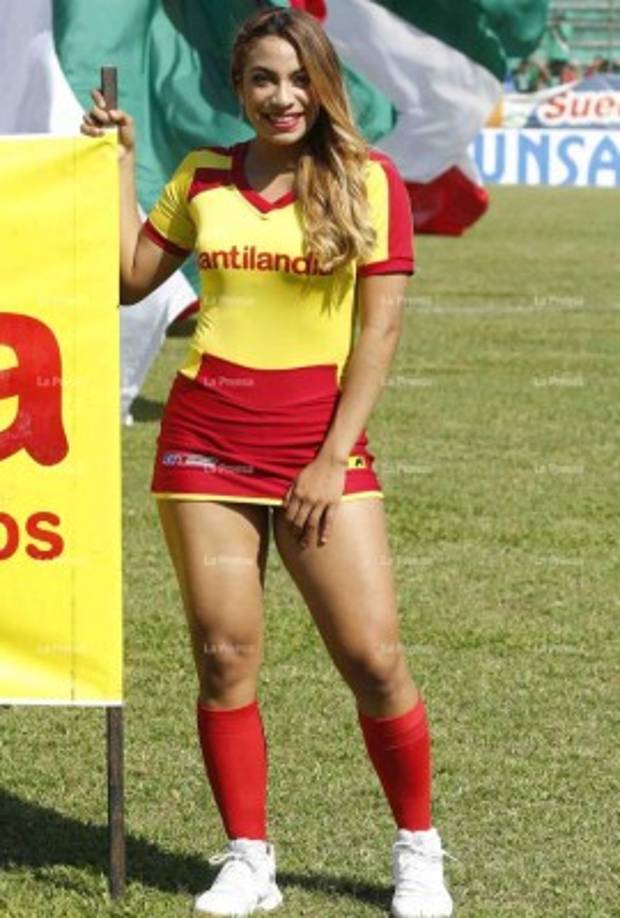 Otra de las hermosas edecanes que cautivó en el estadio del Marathón.