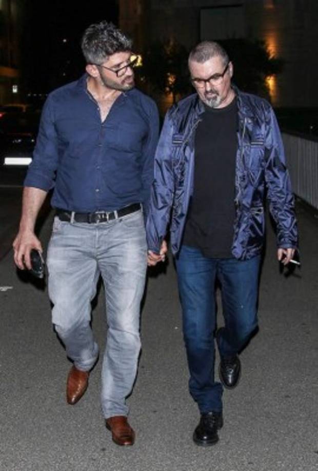 De acuerdo con el tabloide británico Daily Mail, el cantante mantenía desde 'hacía años' una relación amorosa con el estilista, 10 años menor que él.