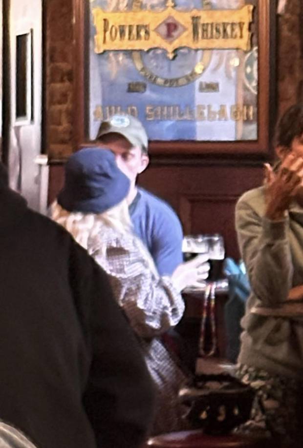 La relación entre Jake y Nicola empezó a generar rumores en julio de 2024, cuando fueron observados compartiendo una tarde juntos en un pub de Londres. Las fotografías de ambos jugando a Scrabble y compartiendo carcajadas rápidamente se propagaron, provocando una avalancha de comentarios en las redes sociales. 