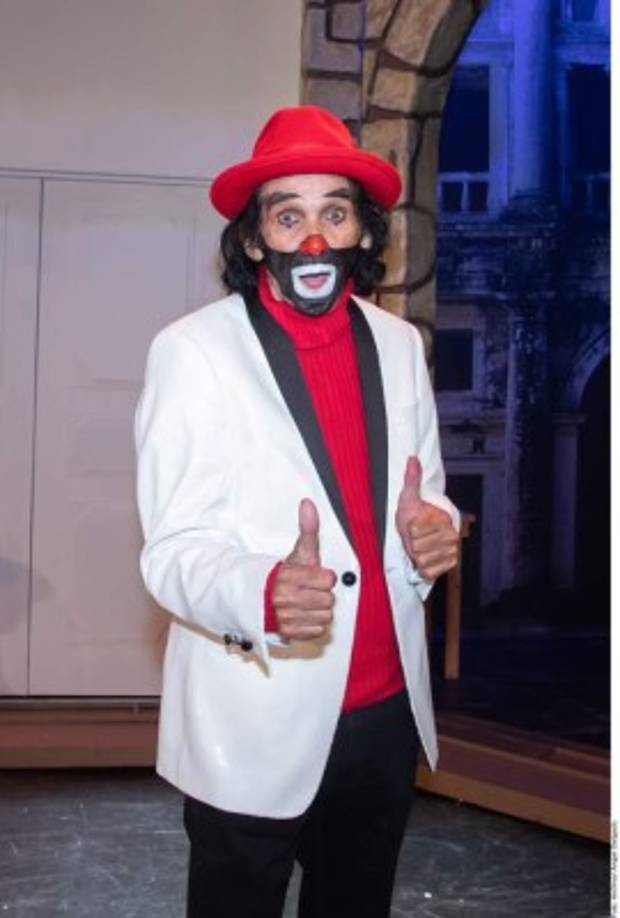 'A pesar de la pandemia llegaron con bocinas, música, le dieron aplausos, muchos aplausos. Fue un minuto de aplausos. La misa estuvo muy emotiva y terminaron con la canción de 'El Payasito de la Tele'. Los cuatro: mi mamá, mis hermanos y yo, estuvimos ahí en ese momento, abrazados y viendo el féretro', relató Aydé, entre lágrimas.