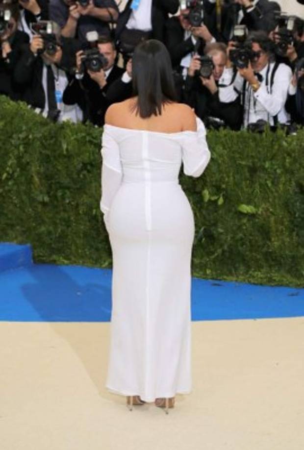 Verla tan cubierta genera sospechas, ¿qué traes entre manos Kim?<br/><br/>