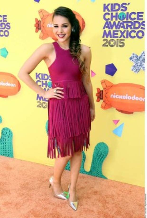 Danna Paola posó frente a las cámaras mientras caminaba por la alfombra naranja de los Kids' Choice Award.