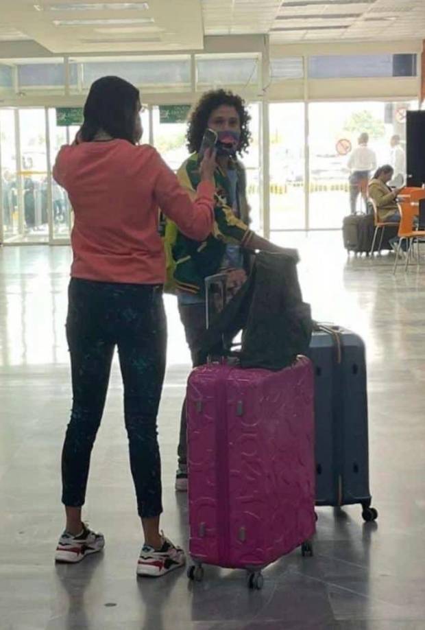 La pareja de influencers fue captada a su llegada al Aeropuerto Internacional Ramón Villeda Morales de la capital industrial. 