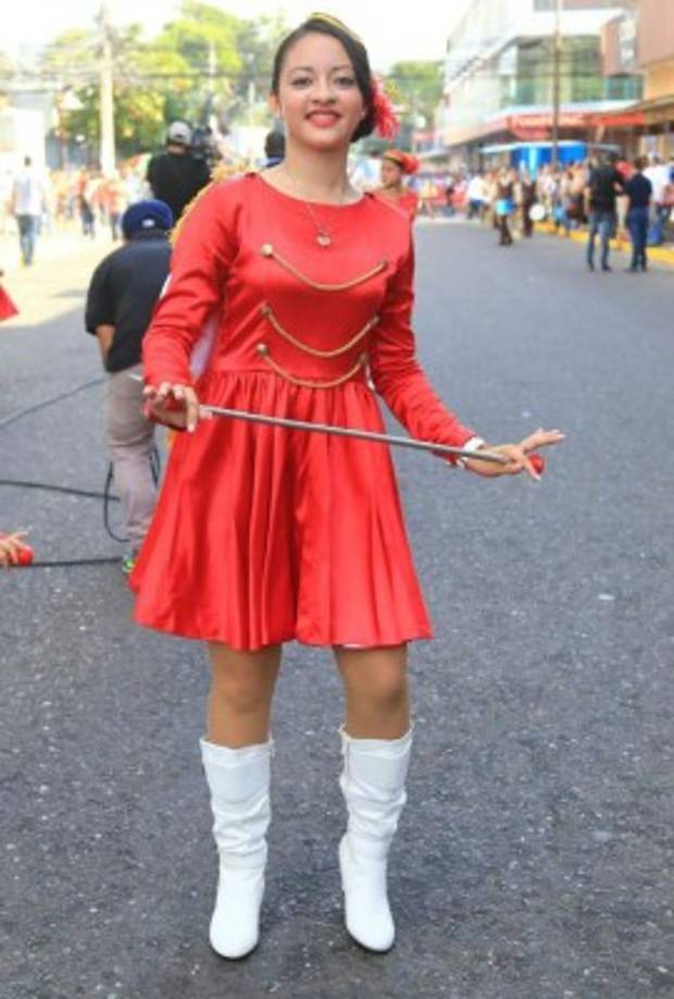 Estefanía Erazo, 16 años, se llevó los aplausos como palillona del Instituto Madre María Luisa.