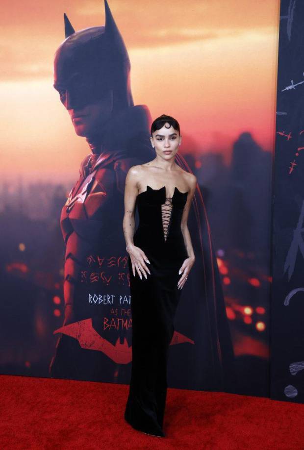 Zoë Kravitz, actriz, modelo y cantante, hija de Lenny Kravitz, y la actriz Lisa Bonet, desveló haber sentido una inseguridad profunda sobre su lugar en la industria del entretenimiento, sobre si por tener padres famosos tuviese menos mérito en su éxito.