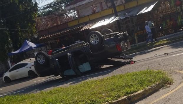 El pick up quedó parcialmente destruido.