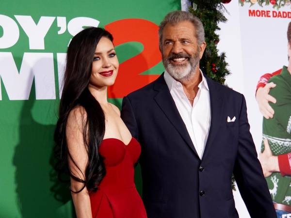 El actor Mel Gibson con su entonces prometida, Rosalind Ross en la alfombra roja en el estreno de Daddy's Home 2, en el Village Theatre en Westwood, Los Ángeles, California.