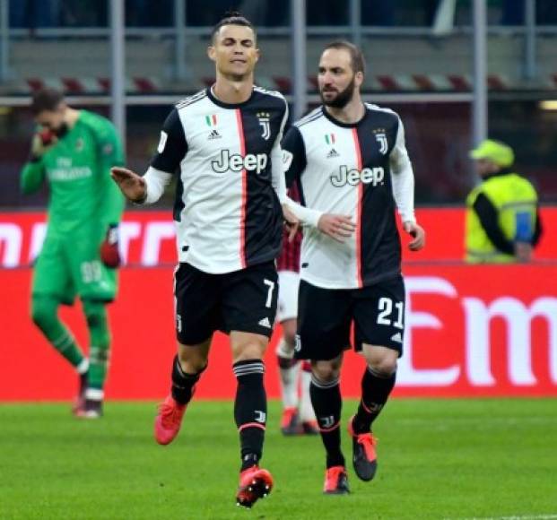 Cristiano Ronaldo pidiendo calma luego de su gol. Foto AFP
