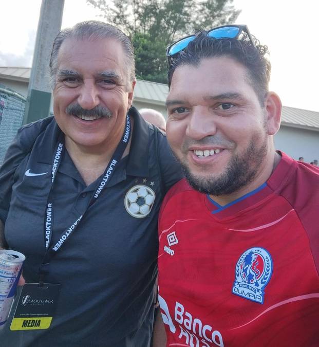 El famoso presentador Fernando Fiore estuvo presente en el amistoso y compartió con aficionados del Olimpia.