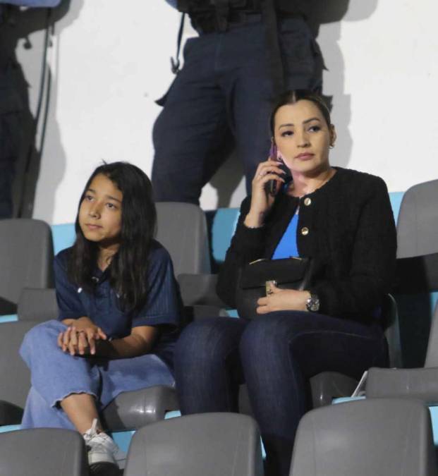 Ellas se robaron las miradas en la localidad de silla del estadio Nacional Chelato Uclés de Tegucigalpa.