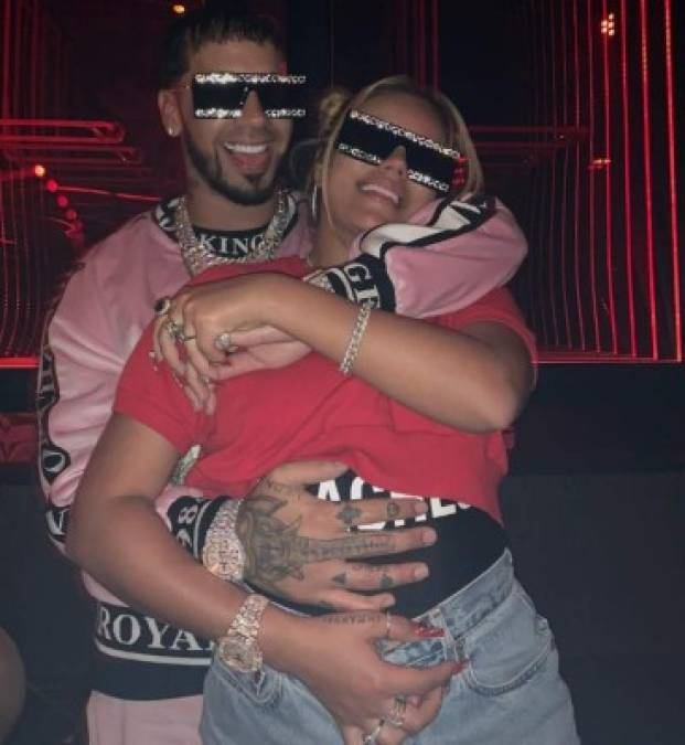 Antes de ser arrestado en 2016 Anuel AA era conocido por sus líricas fuertes y explícitas en las que frecuentemente hacía referencias al uso de armas de fuego para cometer asesinatos, trasiego de drogas y mucho sexo. Un estilo diferente al de Karol G.<br/><br/>Algunas de sus letras van 'Te gusta en la cama como te maltrato / Quieres que te lo meta a cada rato' o 'Tu baby me llama y yo se lo vo'a meter/ 100 botellas negras de champaña de rose / Los kilos se están moviendo, un billete de 100 / El draco con el mini Baby, yo meto gente también...', fino varón.<br/>