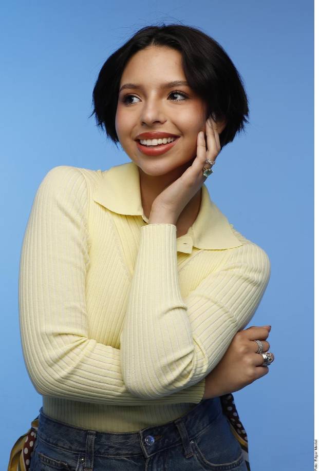 En Bolero, el material audiovisual que estrenará en varias salas de Cinemex este miércoles, y luego en su canal de YouTube, Ángela intercala reflexiones sobre las canciones elegidas con los videos respectivos, como “Somos Novios”, “Toda Una Vida” y “Piel Canela”.