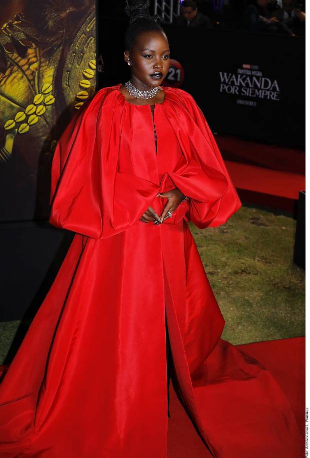 “Yo soy una obsesionada del verano, me encanta la playa, el mar, el calor. Es mi temporada favorita del año y me gusta mucho perderme en un lugar que no conozco, descubrirlo, y que pueda despertar a la luz del sol y nadar en el mar, y en la piscina. Soy fan del verano”, Lupita Nyong’o, actriz