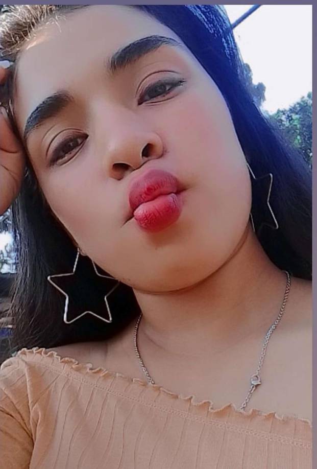 La joven se logró levantar herida y sacando fuerza de flaqueza cogió a su niña en brazos y se fue a sentar al bordillo del bulevar donde estaba estacionado el camión.