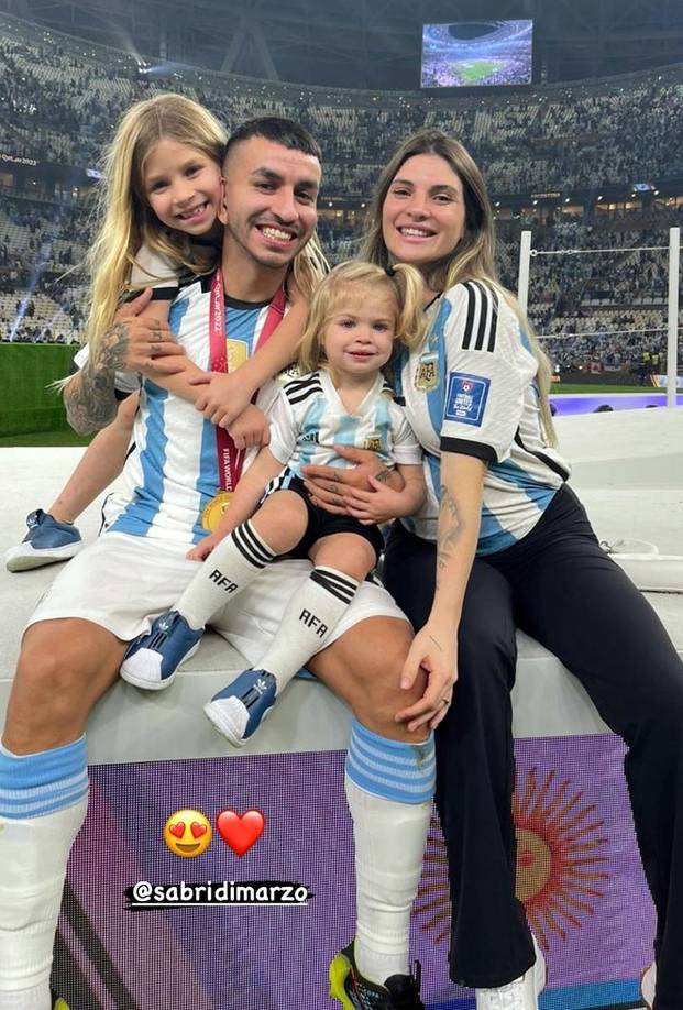 Ángel Correa, feliz con su esposa Sabrina Di Marzo y sus hjas.