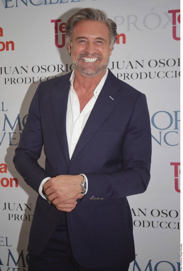 Ya no se considera galán, aunque para sus fans siempre lo será porque las conquistó con muchas historias románticas en televisión, pero el corazón de Juan Soler late como si fuera el de un joven enamorado a sus 56 años. 