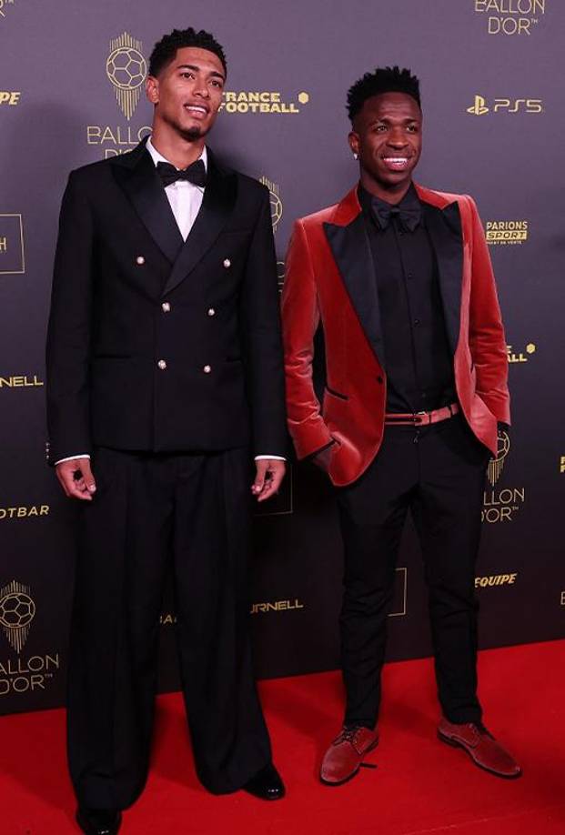 Bellingham ha causado revuelo con su estrambótico look. El crack inglés posó con su compañero Vinicius.