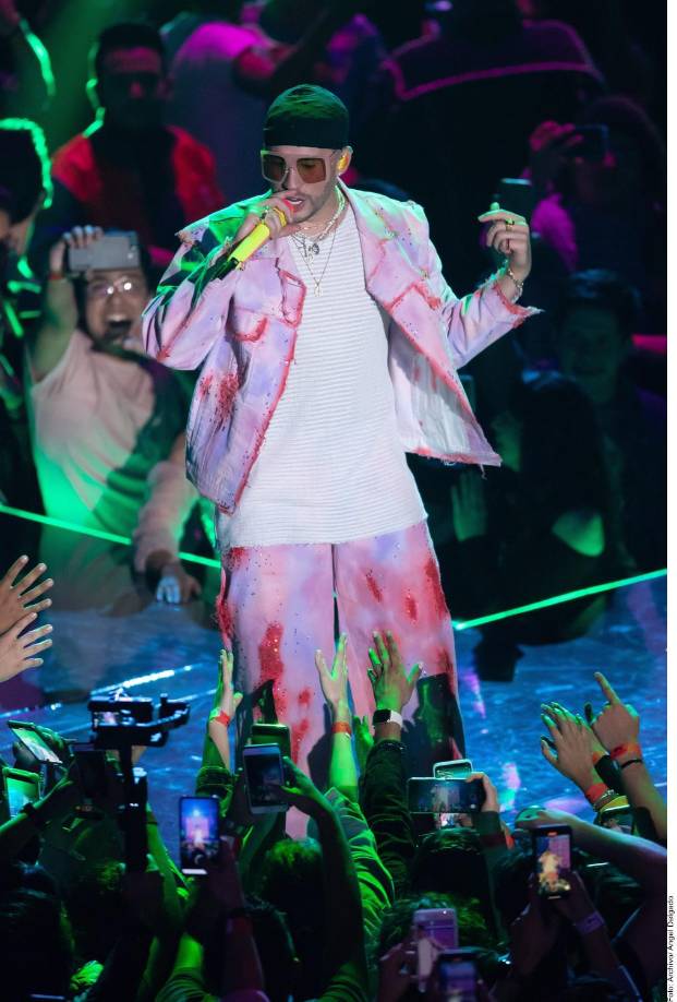 Los conjuntos a juego de chaqueta y pantalón son otra alternativa de vestir, si son en tonos neones, mucho mejor. Bad Bunny usa frecuentemente trajes monocromáticos que sabe combinar con estampados como el “Tie dye” o degradado, tropicales, o con el logo de corazón o conejo que lo representan.