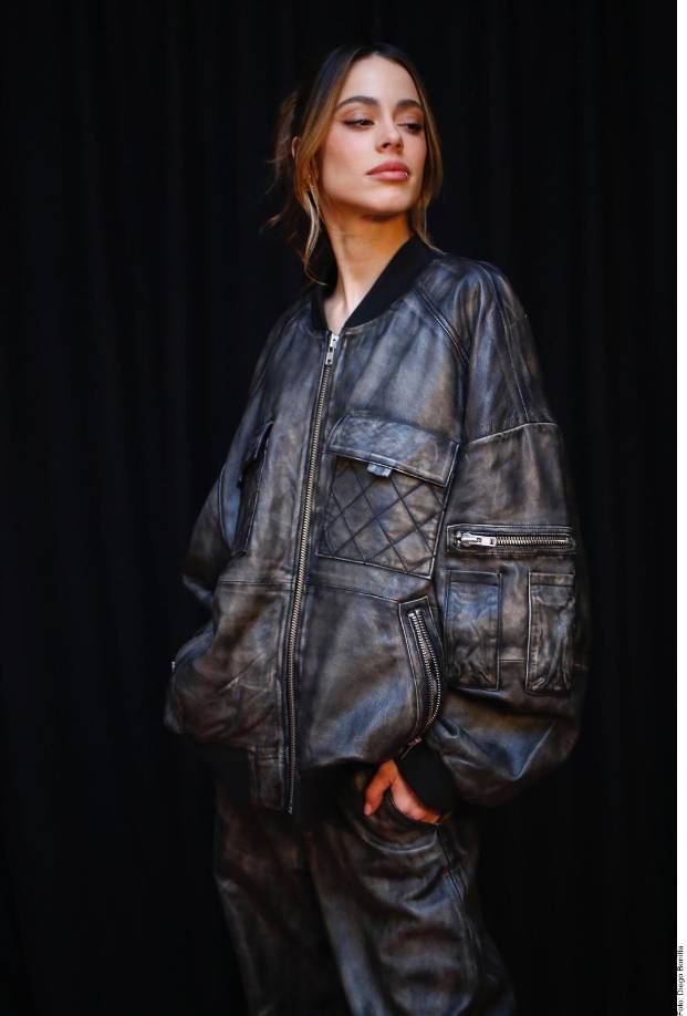 “Cada una de las canciones brinda un cupido diferente, desde el desamor al amor, del amor a la música, familia, amistades, hasta el amor propio”, añade la nota de prensa. Entre los temas que contiene el disco figuran “Muñecas”, con La Joaqui y Steve Aoki; “Carne y Hueso”; “La Loto”, con Anitta y Becky G; “BAR” con L-Gante; “El Último Beso” con Tiago PZK; “Fantasi” con Beéle; “Maldita Foto” con Manuel Turizo; “Miénteme”, junto a su compatriota María Becerra y uno de sus mayores éxitos como es “La Triple T”.