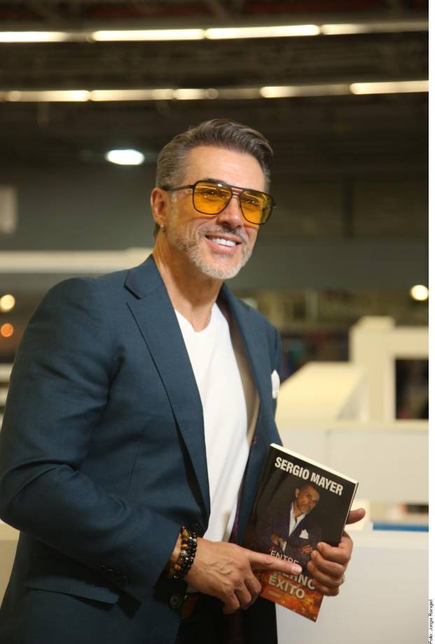 “Me tomó aproximadamente un año poder terminar el libro, tuve muchos lapsos y episodios en los que no tenía nada que decir, no me acordaba. Yo tengo un problema grave porque se me olvidan las cosas. Consulté a gente cercana, a mis padres y hermanos para recordar y así fui sacando algunas anécdotas e historias.